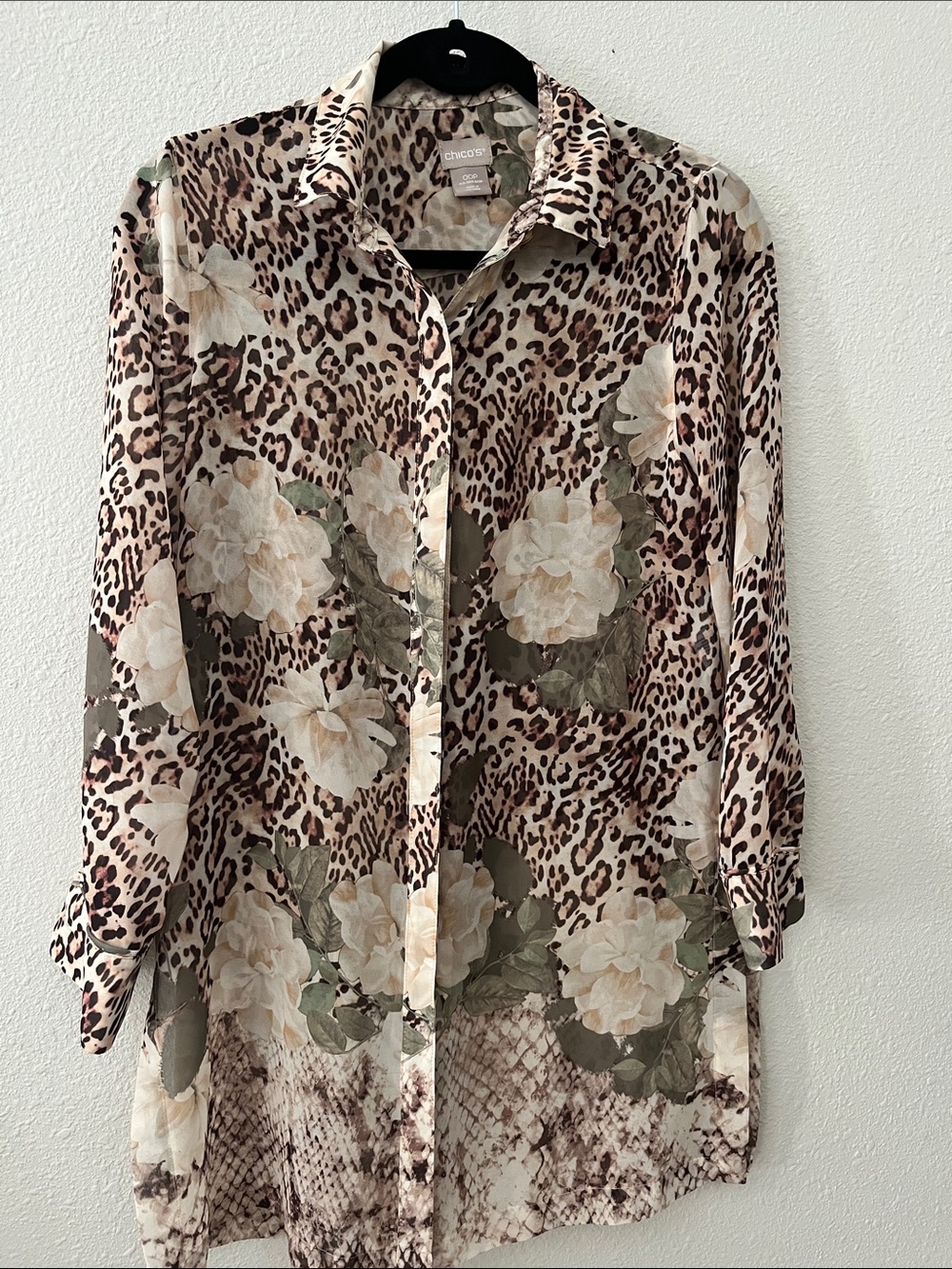 Chico's Cream Floral & Leopard Button-Up Tunic, side slits
Long Sleeves
Sz 00P